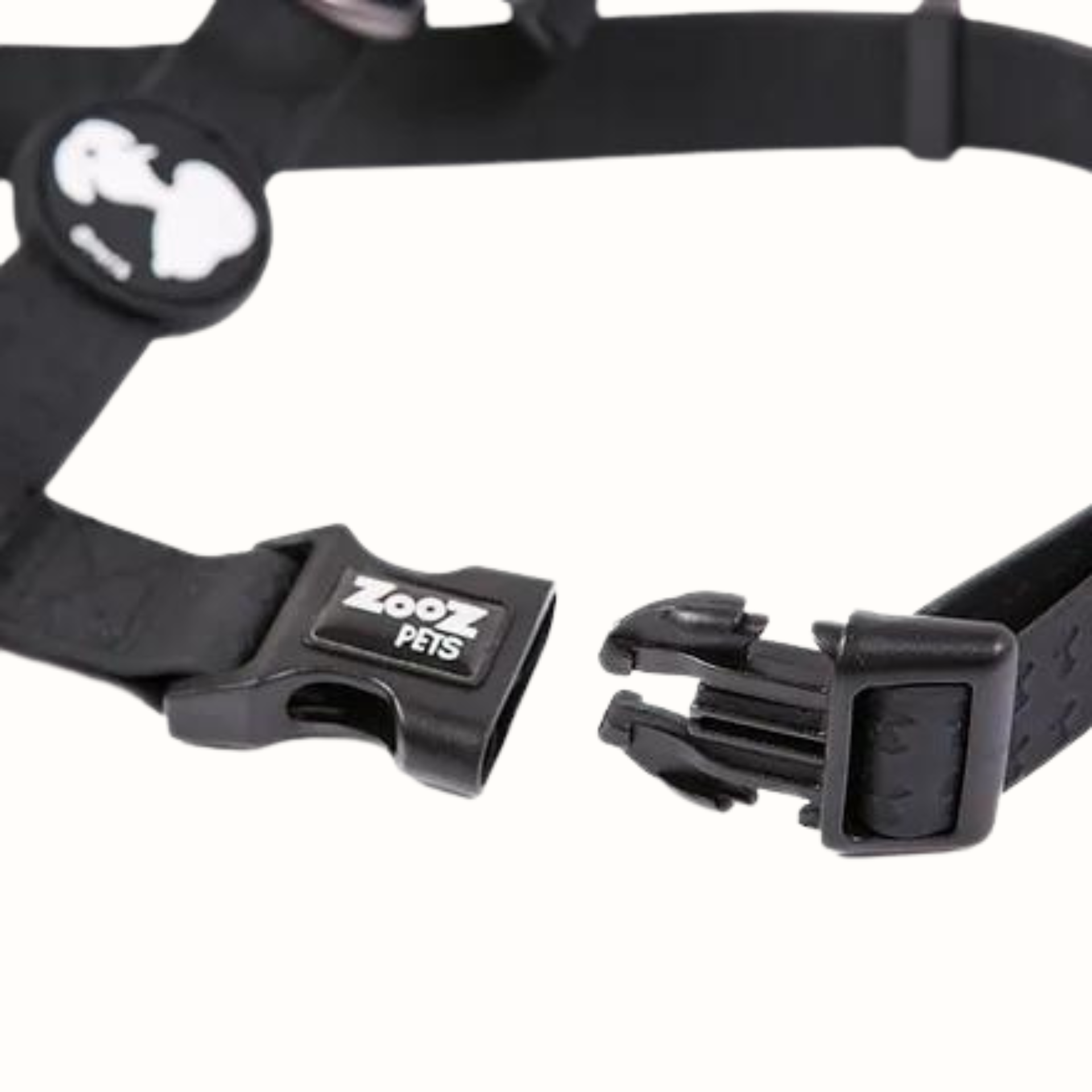 Arnês Snoopy Zooz, de cor preta do snoopy. Vista em detalhe, sobre fundo branco.