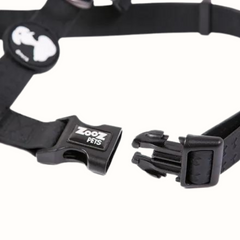 Arnês Snoopy Zooz, de cor preta do snoopy. Vista em detalhe, sobre fundo branco.