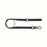 Trela Snoopy Zooz, de cor preta do snoopy. Vista de frente, sobre fundo branco.