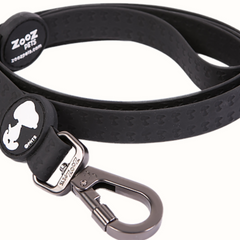 Trela Snoopy Zooz, de cor preta do snoopy. Vista em detalhe, sobre fundo branco.