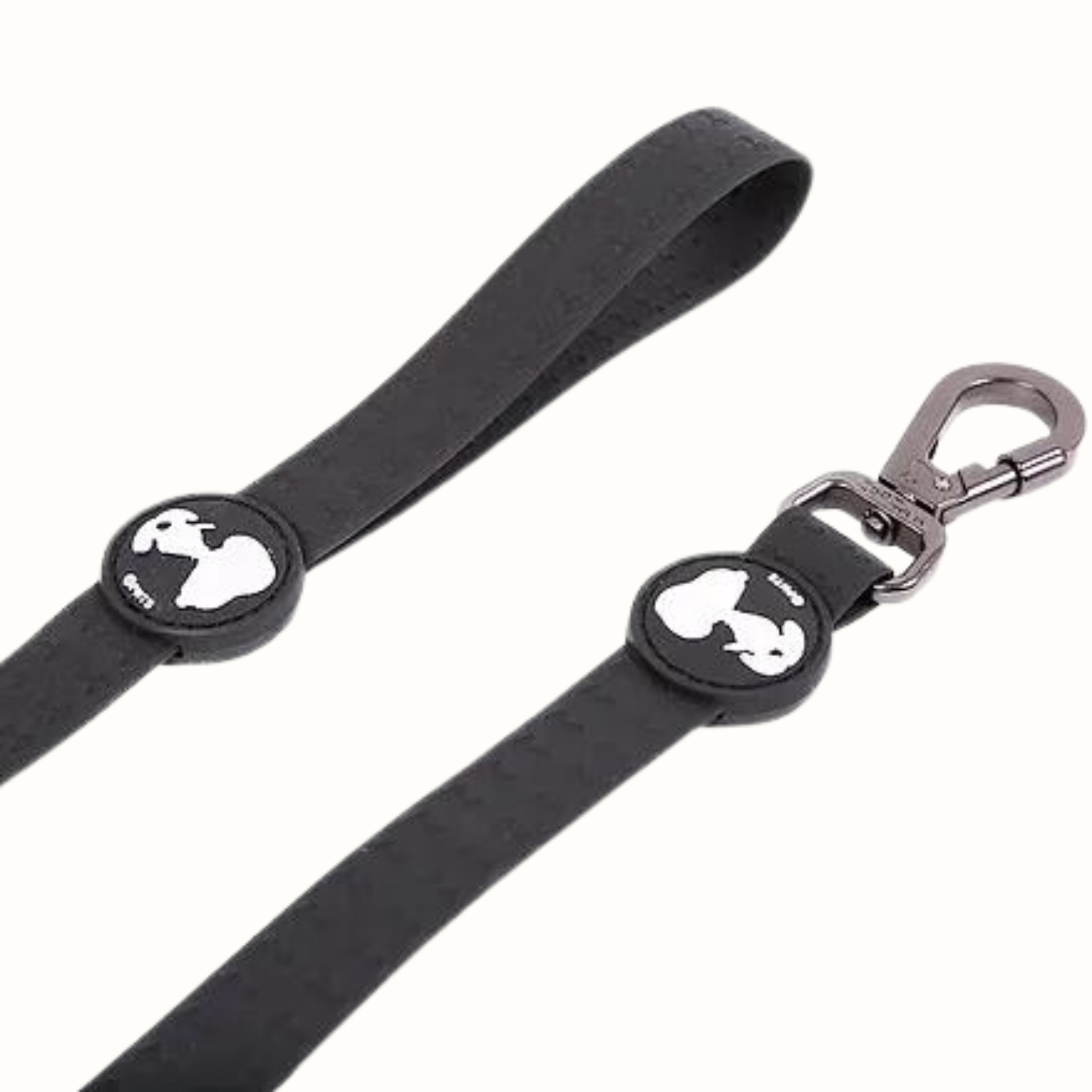 Trela Snoopy Zooz, de cor preta do snoopy. Vista em detalhe, sobre fundo branco.