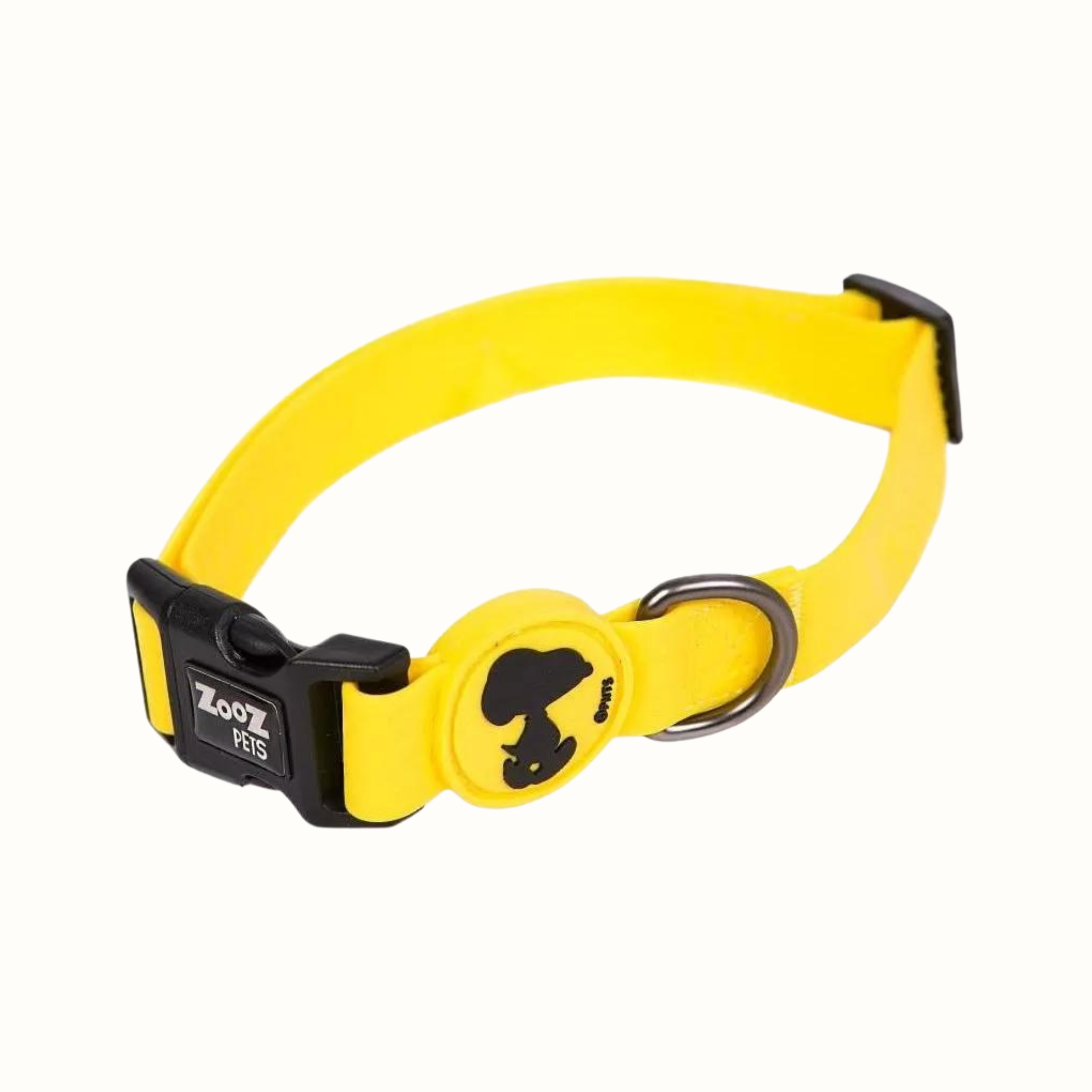 Coleira Snoopy Zooz, de cor amarelo com detalhes em preto. Vista de cima, sobre fundo branco.