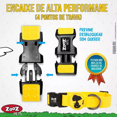 Instruções da Coleira Snoopy Zooz, de cor amarelo com detalhes em preto. Vista de frente, sobre fundo branco.