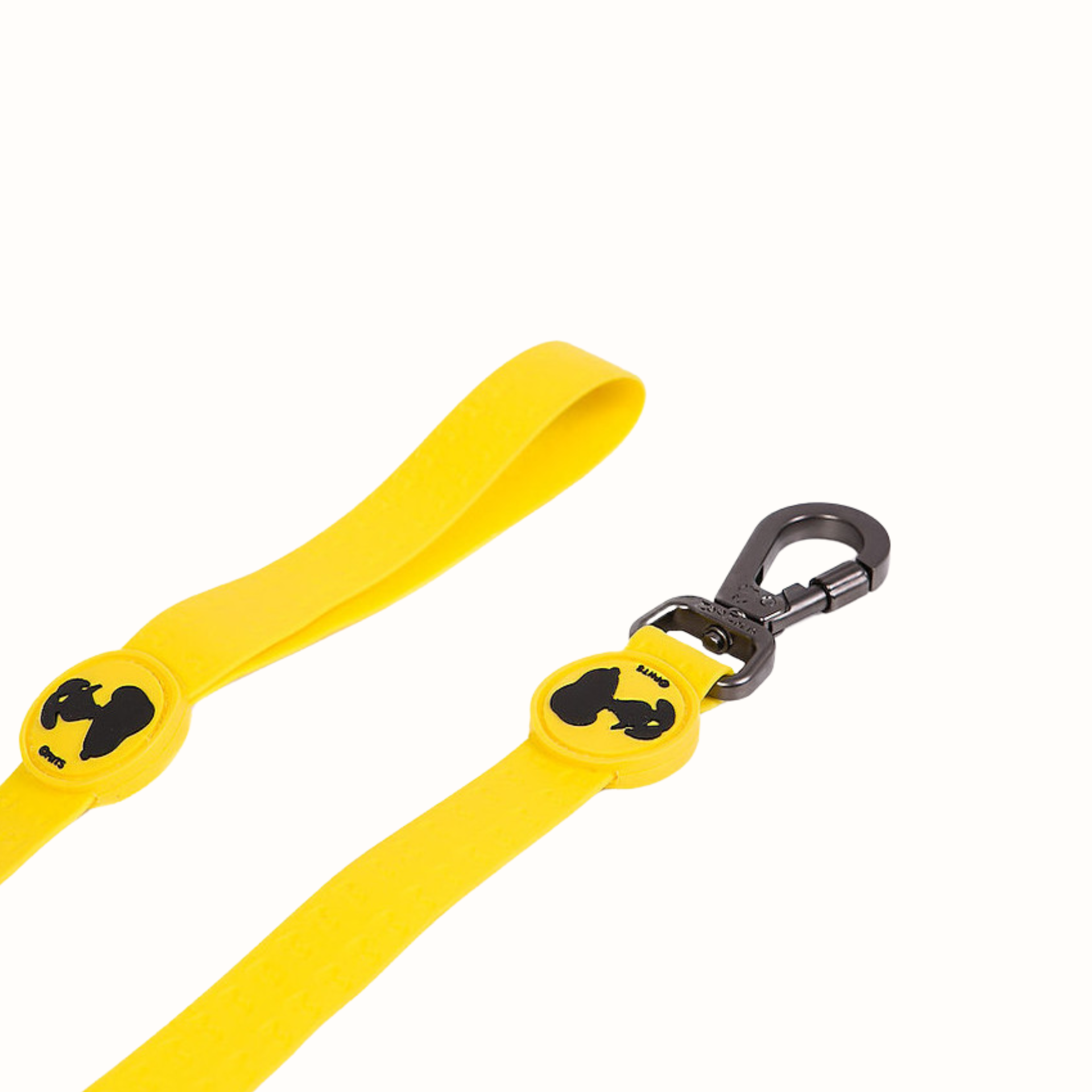 Trela Snoopy Zooz, de cor amarelo com detalhes em preto. Vista em detalhe, sobre fundo branco.