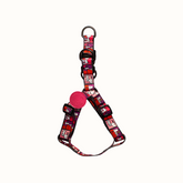 Arnês Zooz, em padrão cor de rosa, vermelho e roxo, com figuras do snoopy. Vista de frente, sobre fundo branco.