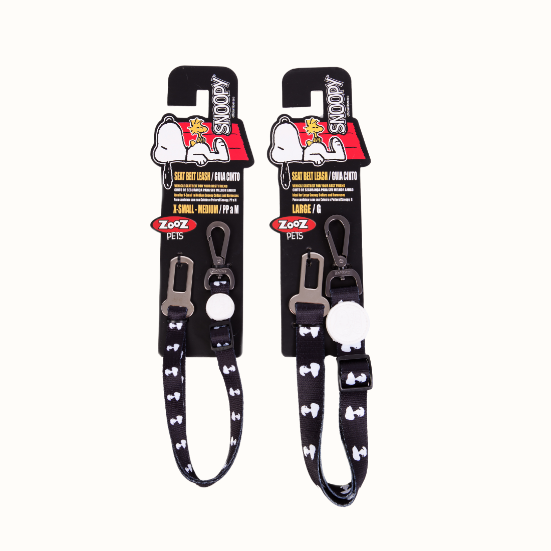 Cinto de segurança Zooz para cão, com padrão em preto e branco do Snoopy. Apresentado na embalagem original, exibido de frente sobre um fundo branco.