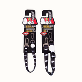 Cinto de segurança Zooz para cão, com padrão em preto e branco do Snoopy. Apresentado na embalagem original, exibido de frente sobre um fundo branco.