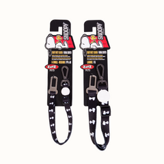 Cinto de segurança Zooz para cão, com padrão em preto e branco do Snoopy. Apresentado na embalagem original, exibido de frente sobre um fundo branco.