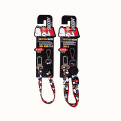 Cinto de segurança Zooz para cão, com padrão em preto e vermelho do Snoopy. Apresentado na embalagem original, exibido de frente sobre um fundo branco.