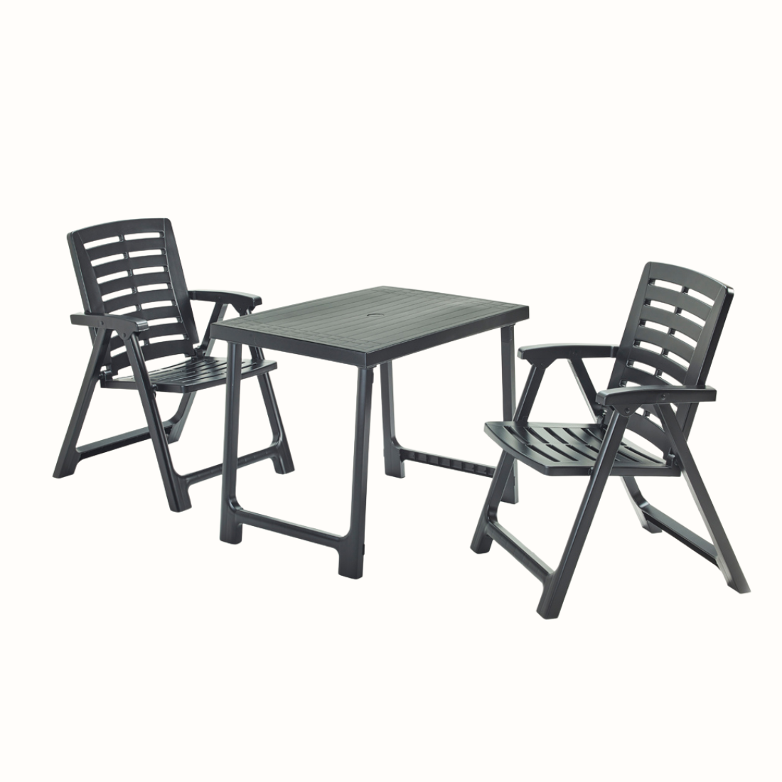 Conjunto de duas cadeiras dobráveis IPAE PROGARDEN em plástico cinzento, com assento e encosto com ranhuras, exibida em vista frontal ligeiramente inclinada para a esquerda.