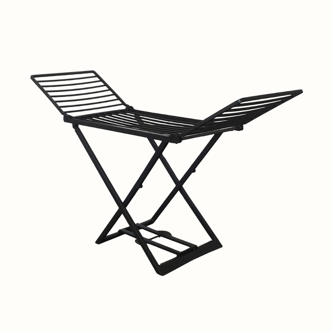 Estendal de roupa IPAE PROGARDEN em plástico preto, com estrutura dobrável em formato de X e hastes horizontais para suporte das peças, sobre fundo branco.