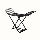 Estendal de roupa IPAE PROGARDEN em plástico preto, com estrutura dobrável em formato de X e hastes horizontais para suporte das peças, sobre fundo branco.