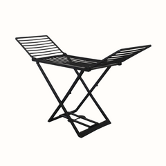 Estendal de roupa IPAE PROGARDEN em plástico preto, com estrutura dobrável em formato de X e hastes horizontais para suporte das peças, sobre fundo branco.