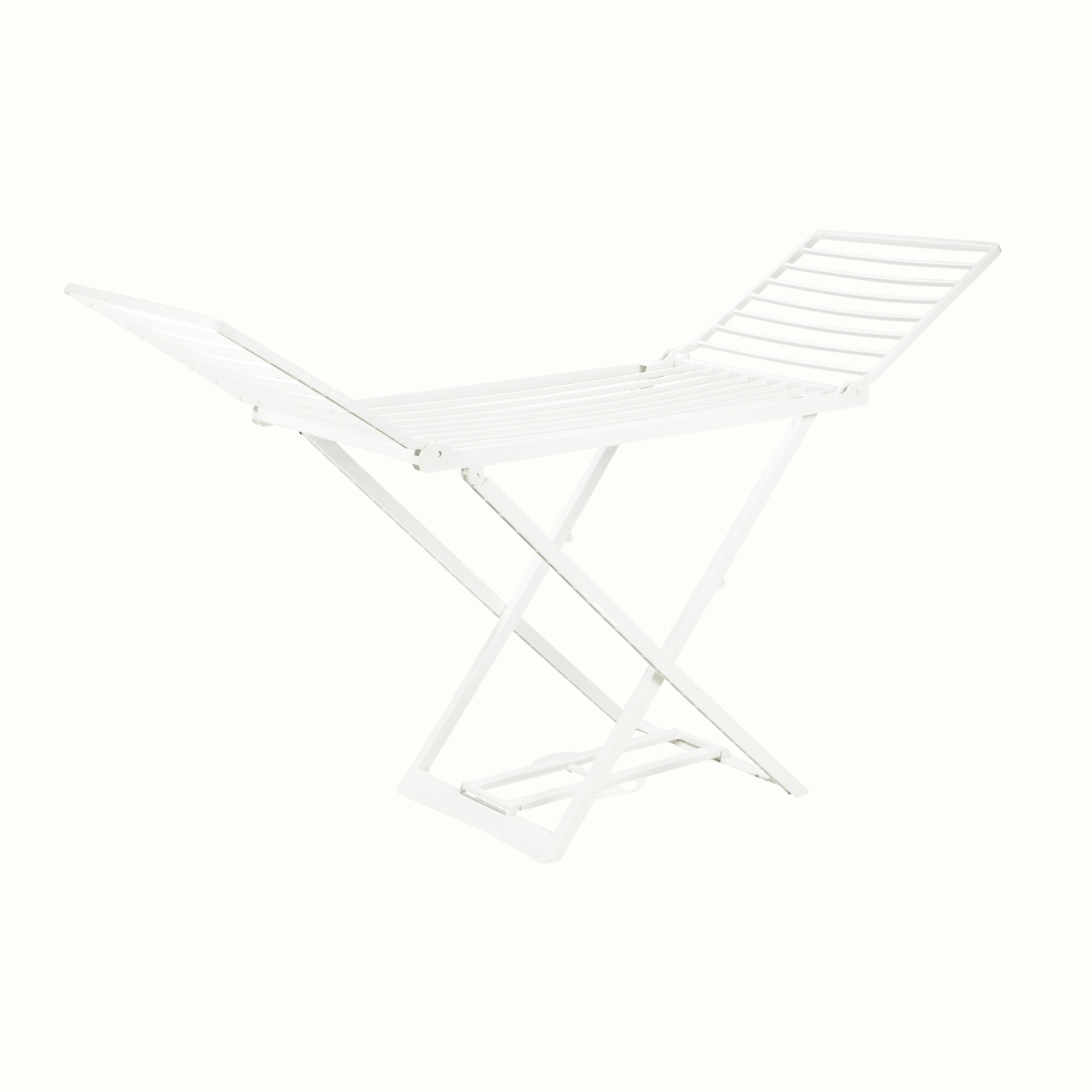 Estendal de roupa IPAE PROGARDEN em plástico branco, com estrutura dobrável em formato de X e hastes horizontais para suporte das peças, sobre fundo branco.