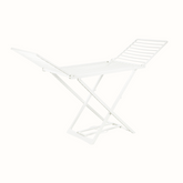 Estendal de roupa IPAE PROGARDEN em plástico branco, com estrutura dobrável em formato de X e hastes horizontais para suporte das peças, sobre fundo branco.