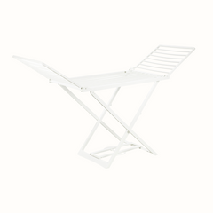 Estendal de roupa IPAE PROGARDEN em plástico branco, com estrutura dobrável em formato de X e hastes horizontais para suporte das peças, sobre fundo branco.