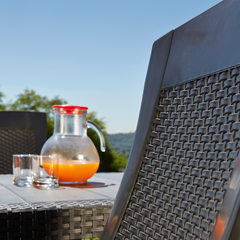 Cadeira dobrável IPAE PROGARDEN em plástico cinzento, com assento e encosto com padrão entrançado, exibida em vista em pormenor.