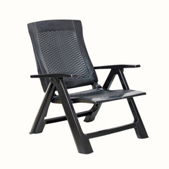 Cadeira dobrável IPAE PROGARDEN em plástico preto, com assento e encosto com padrão entrançado, exibida em vista frontal ligeiramente inclinada para a direita.
