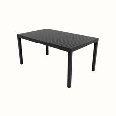 Mesa retangular IPAE PROGARDEN em plástico, de cor preta, com ranhuras no sentido horizontal e 4 pés de suporte. Sobre fundo branco.