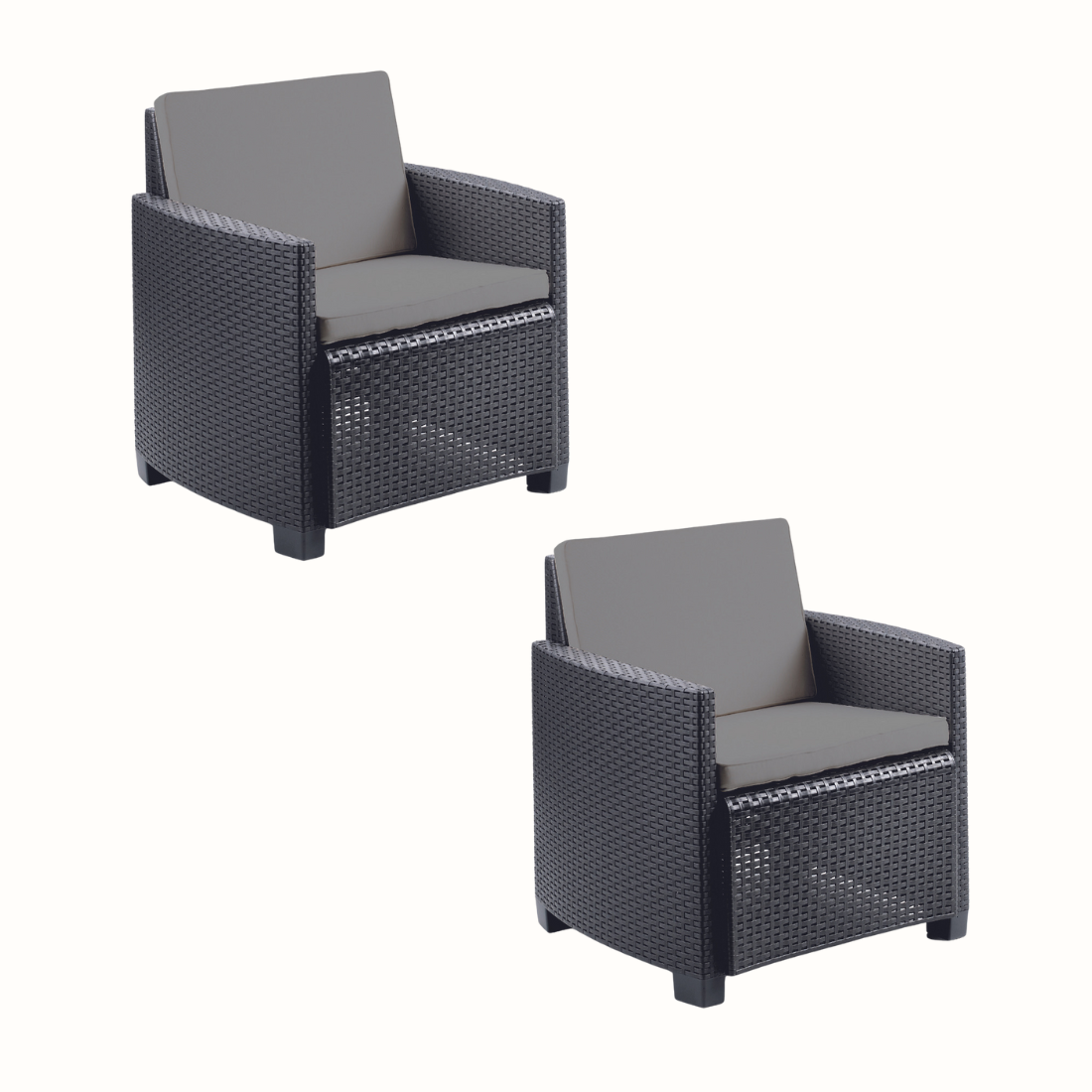 Conjunto de dois cadeirões com acabamento entrançado, de cor cinzenta, almofada no encosto e assento e com braços de apoio. Exibido sobre fundo branco.