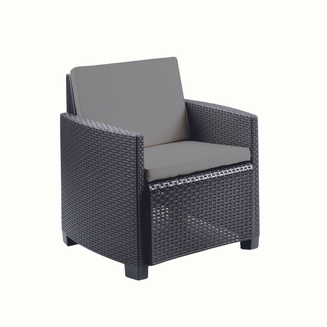 Cadeirão com acabamento entrançado, de cor cinzenta, almofada no encosto e assento e com braços de apoio. Exibido sobre fundo branco.