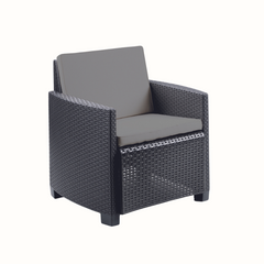 Cadeirão com acabamento entrançado, de cor cinzenta, almofada no encosto e assento e com braços de apoio. Exibido sobre fundo branco.