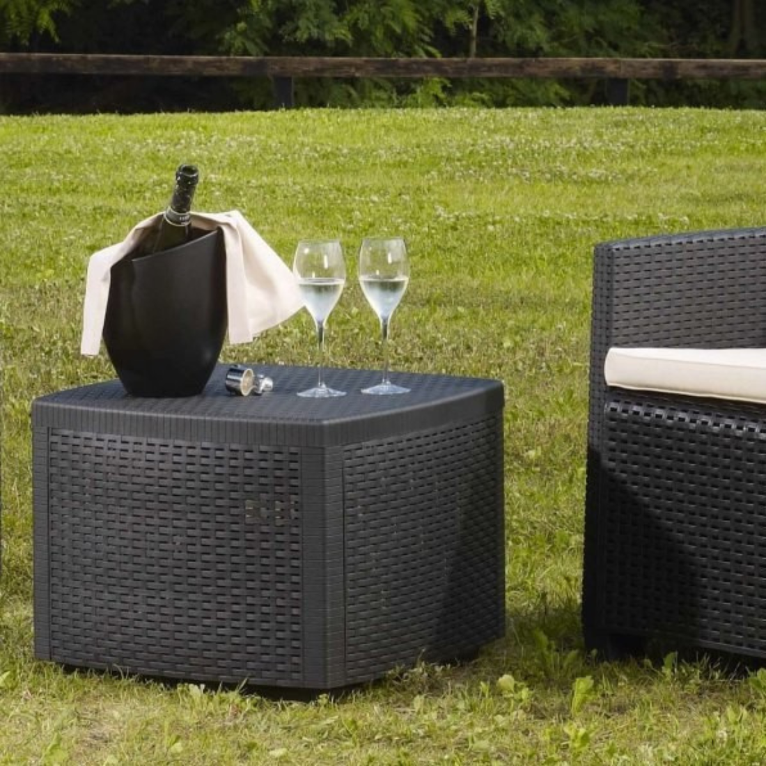 Mesa com arrumação IPAE PROGARDEN em plástico, de cor cinzenta, com acabamento trançado. Exibido em Ambiente exterior.