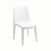 Cadeira IPAE PROGARDEN em plástico, de cor branca, com encosto e assento com acabamento trançado. Sobre fundo branco.