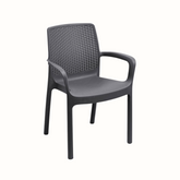 Cadeira IPAE PROGARDEN em plástico, de cor cinzenta, com encosto em acabamento trançado e braços de apoio. Sobre fundo branco.