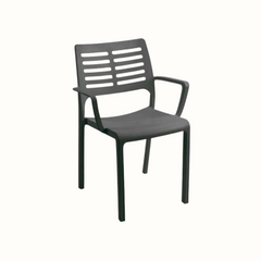 Cadeira IPAE PROGARDEN em plástico, de cor cinzenta, com braços de apoio e encosto com ranhuras. Sobre fundo branco.