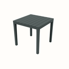 Mesa quadrada IPAE PROGARDEN em plástico, de cor preta, com ranhuras e 4 pés de suporte. Sobre fundo branco.