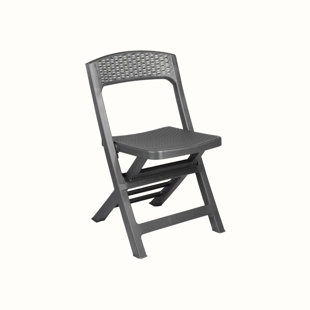 Cadeira dobrável IPAE PROGARDEN em plástico cinzento, com assento texturizado e encosto com padrão entrançado, exibida em vista frontal ligeiramente inclinada para a direita.