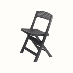 Cadeira dobrável IPAE PROGARDEN em plástico cinzento, com assento texturizado e encosto com padrão entrançado, exibida em vista frontal ligeiramente inclinada para a esquerda.