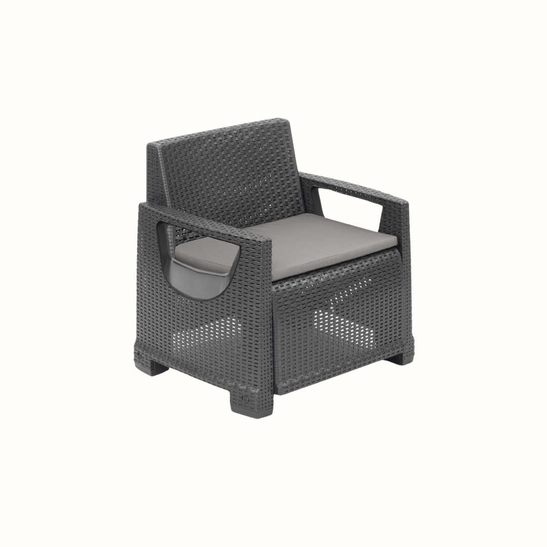 Cadeirão IPAE PROGARDEN, em plástico com acabamento trançado , de cor cinzenta, com braços, encosto alto e almofada no assento. Exibido em fundo branco.