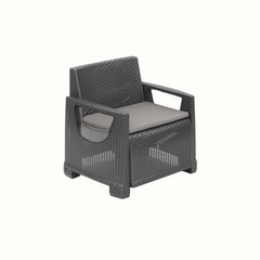 Cadeirão IPAE PROGARDEN, em plástico com acabamento trançado , de cor cinzenta, com braços, encosto alto e almofada no assento. Exibido em fundo branco.