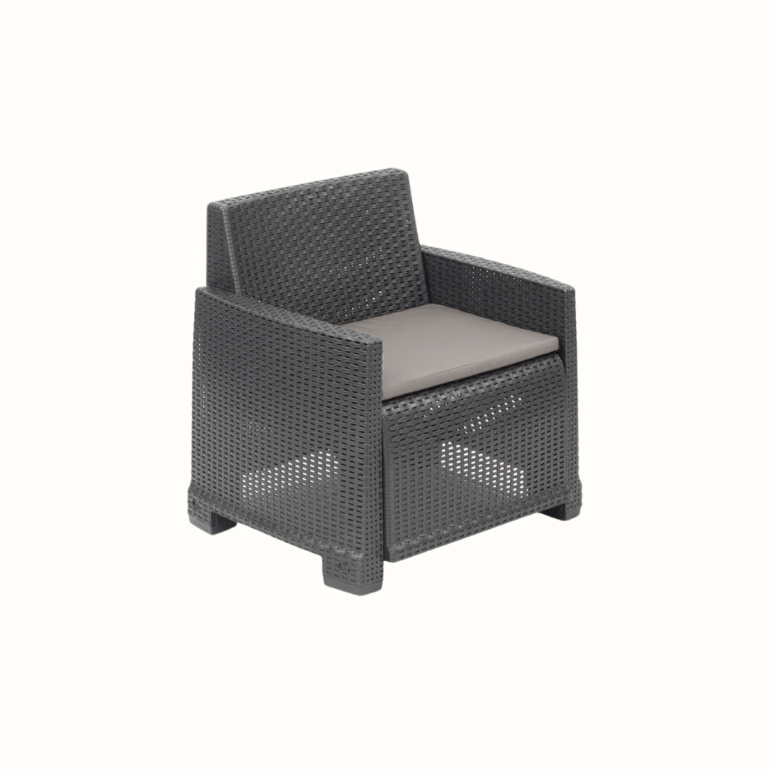 Cadeirão IPAE PROGARDEN, em plástico com acabamento trançado , de cor cinzenta, com braços, encosto alto e almofada no assento. Exibido em fundo branco.