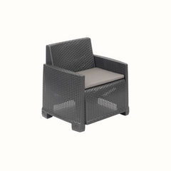 Cadeirão IPAE PROGARDEN, em plástico com acabamento trançado , de cor cinzenta, com braços, encosto alto e almofada no assento. Exibido em fundo branco.