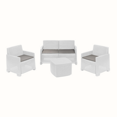 Conjunto de dois cadeirões, um cadeirão duplo e uma mesa baixa, com acabamento entrançado, de cor branca, almofada no assento e com braços de apoio. Exibido sobre fundo branco.