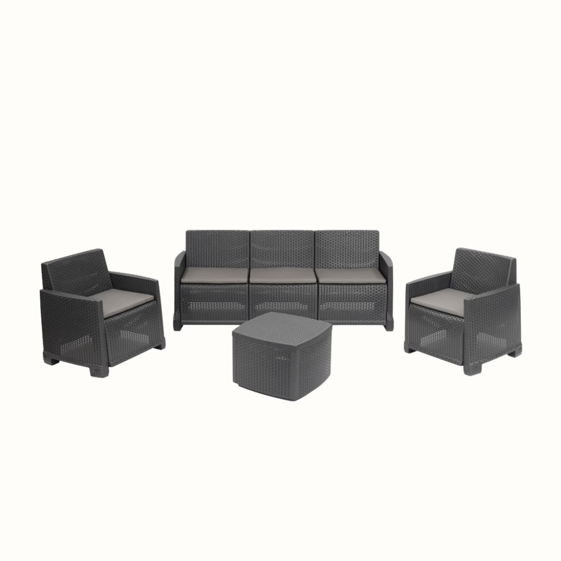 Conjunto de dois cadeirões, um cadeirão triplo e uma mesa baixa, com acabamento entrançado, de cor cinzenta, almofada no assento e  com braços de apoio. Exibido sobre fundo branco.