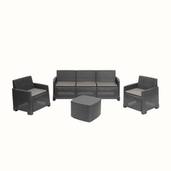 Conjunto de dois cadeirões, um cadeirão triplo e uma mesa baixa, com acabamento entrançado, de cor cinzenta, almofada no assento e  com braços de apoio. Exibido sobre fundo branco.