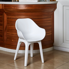 Cadeira IPAE PROGARDEN, em plástico resistente, com design ergonómico, de cor branca. Exibido em ambiente interior.