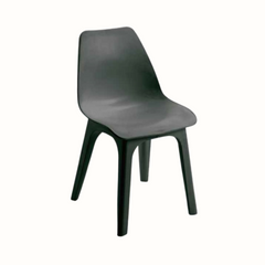 Cadeira IPAE PROGARDEN em plástico da cor preta, sem braços de apoio. Sobre fundo branco.