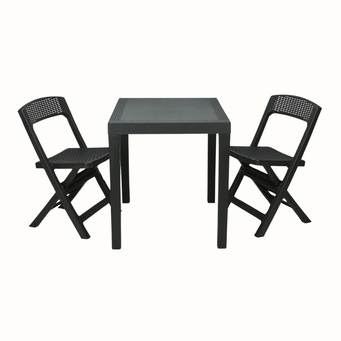 Conjunto de mesa desmontável e duas cadeiras sobráveis IPAE PROGARDEN em plástico, de cor cinzenta, com acabamento trançado. Sobre fundo branco.