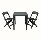 Conjunto de mesa desmontável e duas cadeiras sobráveis IPAE PROGARDEN em plástico, de cor cinzenta, com acabamento trançado. Sobre fundo branco.