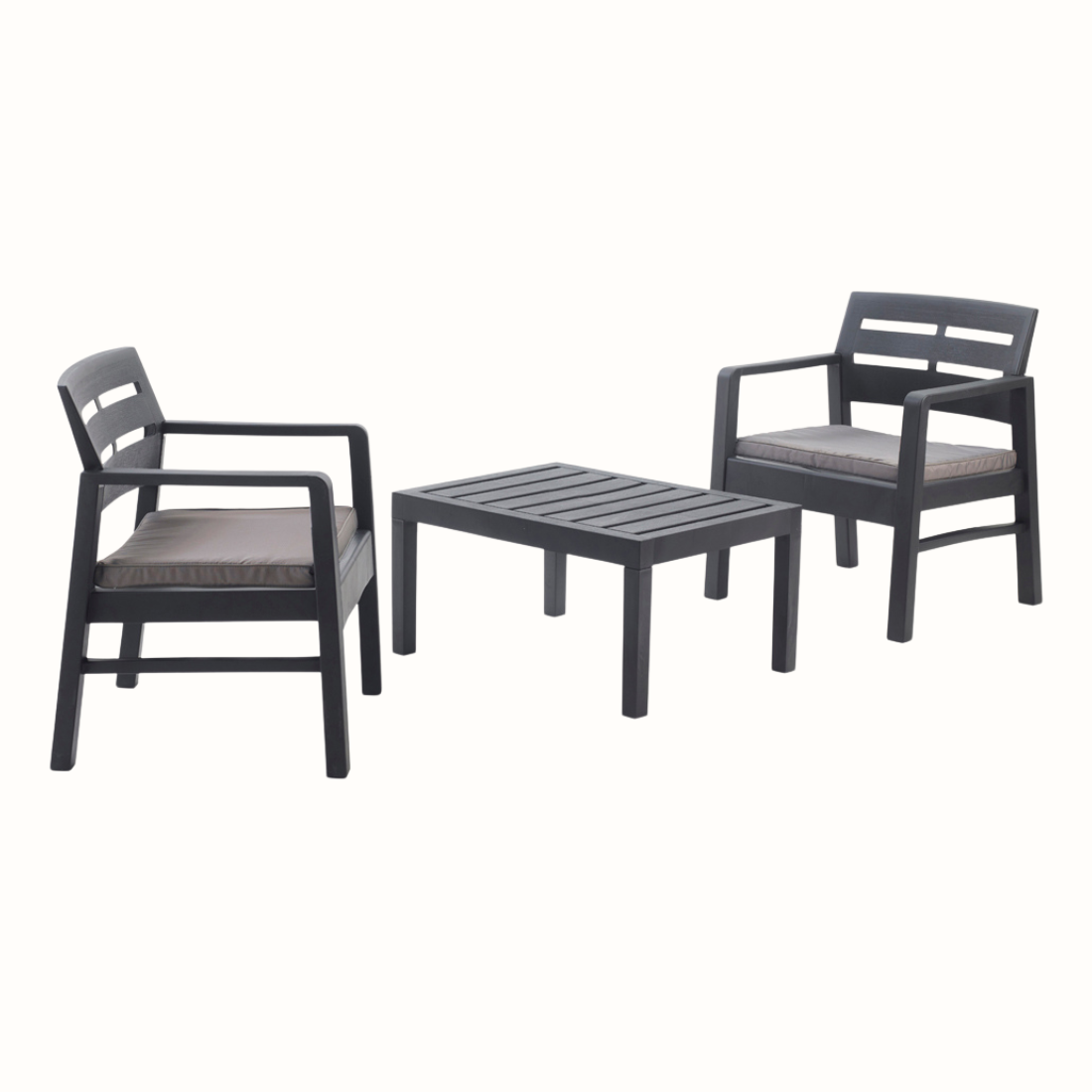 Conjunto composto por duas cadeiras com braços e encosto de apoio, acompanhadas de almofadas no assento, e uma mesa baixa IPAE PROGARDEN. Sobre fundo branco.