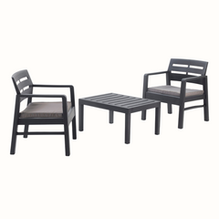 Conjunto composto por duas cadeiras com braços e encosto de apoio, acompanhadas de almofadas no assento, e uma mesa baixa IPAE PROGARDEN. Sobre fundo branco.