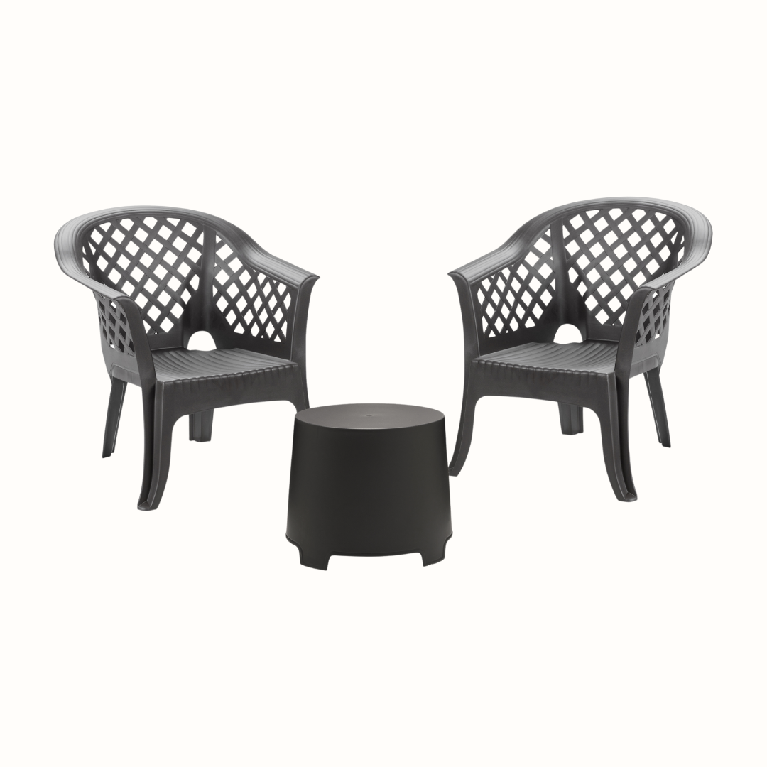 Conjunto de duas cadeiras com braços e encosto vazado em padrão quadriculado e uma mesa IPAE PROGARDEN, em plástico, na cor preta, sobre fundo branco.