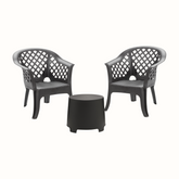 Conjunto de duas cadeiras com braços e encosto vazado em padrão quadriculado e uma mesa IPAE PROGARDEN, em plástico, na cor preta, sobre fundo branco.