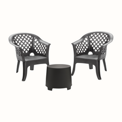 Conjunto de duas cadeiras com braços e encosto vazado em padrão quadriculado e uma mesa IPAE PROGARDEN, em plástico, na cor preta, sobre fundo branco.