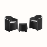 Conjunto composto por duas cadeiras curvas e uma mesa redonda IPAE PROGARDEN, em preto, acompanhadas de duas almofadas cinzentas no assento. Apresentado sobre fundo branco.